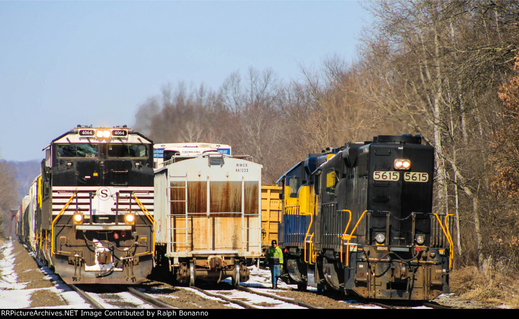 UntitledEastbound daylight SU 100 passes M&NJ crew CH-1 at it heads for home rails 